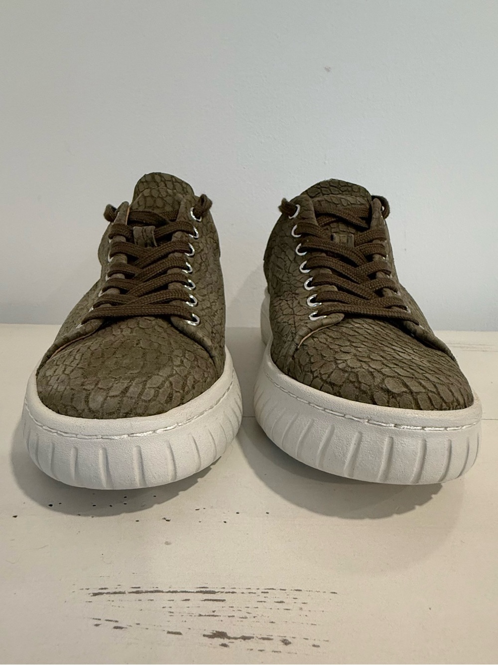Söfft Olive Snake Embossed Platform Sneakers Women’s Size 9.5 - Picture 4 of 11